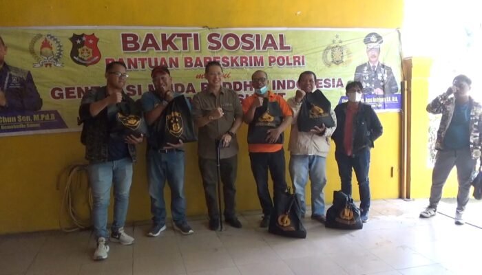 Bareskrim Polri dan Gemabudhi Sumut Bagi Paket Sembako kepada Wartawan DPRD Medan