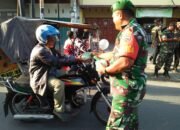 Personel Koramil 15/DT Turun ke Jalan Bagikan Sembako Bersama HIPAKAD 63