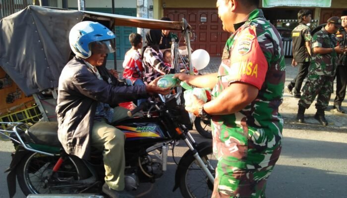 Personel Koramil 15/DT Turun ke Jalan Bagikan Sembako Bersama HIPAKAD 63