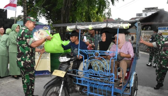 Korem 023/KS Berbagi Takjil Kepada Abang Becak dan Masyarakat