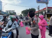 Polsek Medan Barat Bagikan Takjil Jelang Berbuka Puasa
