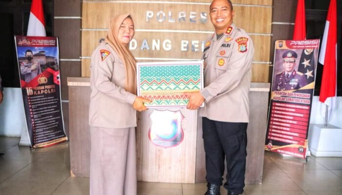 Kapolres Serdang Bedagai Berbagi Bingkisan Lebaran