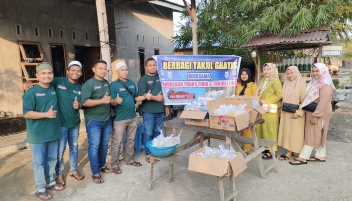Driver Anugerah Trans Baksos Bagi Takjil Gratis ke Pengguna Jalan