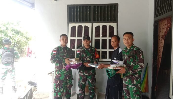 Satgas Pamtas RI-PNG Yonif 132/BS Bagikan Al-Quran untuk TPQ Al-Hikmah di Perbatasan Papua