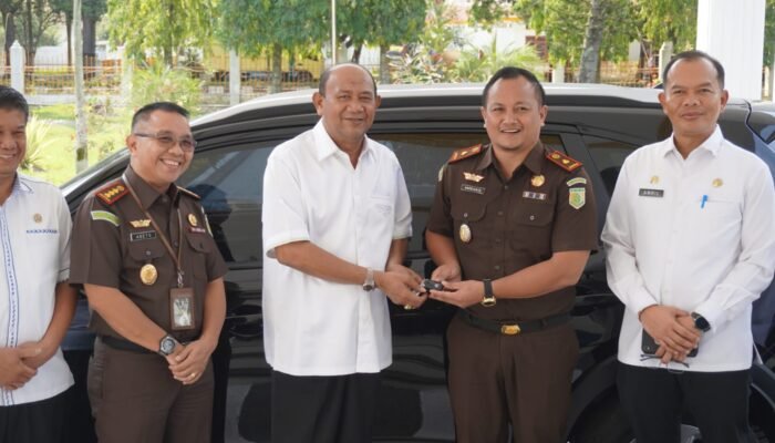 Plt Bupati Langkat Serahkan Satu Unit Mobil Operasional untuk Kacabjari Pangkalan Brandan