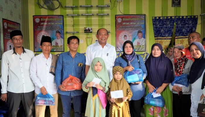 Plt Bupati Langkat Bagikan 300 Paket Sembako untuk Masyarakat Terdampak Abu Pembangunan Tol