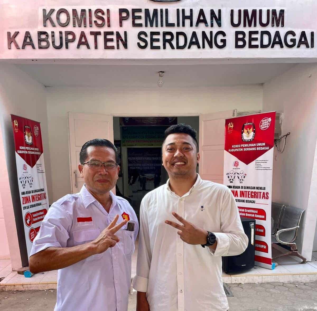Abdul Rahman Lubis bersama Ketua DPC Gerindra Budi yang berkacamata, saat momen mendaftarkan 45 Bacaleg ke KPU Serdang Bedagai di Sei Rampah, Sabtu (13/5).