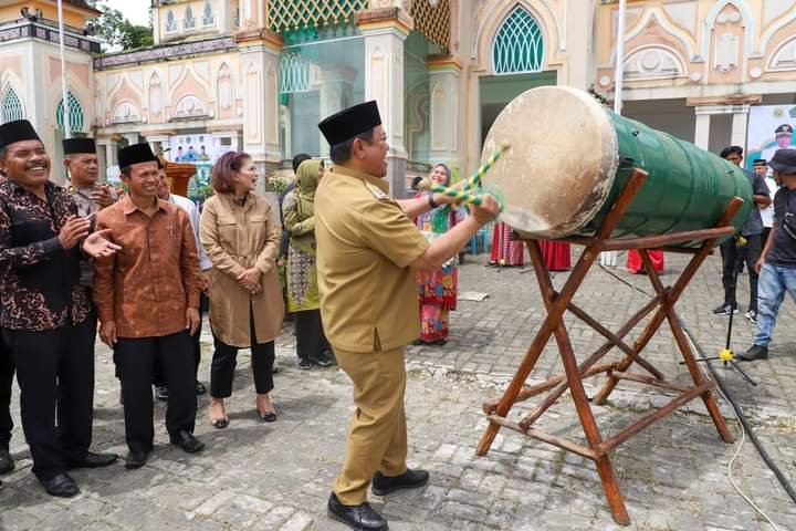 Keterangan foto : Bupati Dairi Eddy Berutu saat membuka MTQ dengan sitandai pemukulan bedug, Senin (15/5/2023). (Foto : Sondang).