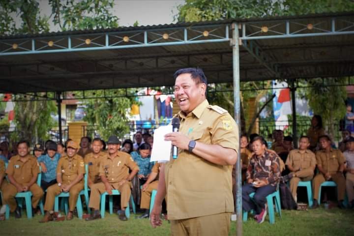 Keterangan foto : Bupati Dairi Eddy Berutu tampak memberi sambutan di acara kegiatan Dasawisma di kecamatan Lae Parira Kabupaten Dairi, Senin (15/5/2023). (foto : Sondang).