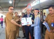 Camat Sitinjo Bagi Dokumen Adminduk Pengantin Baru Sebagai Bentuk Dukung Program Dairi Gerak Cepat