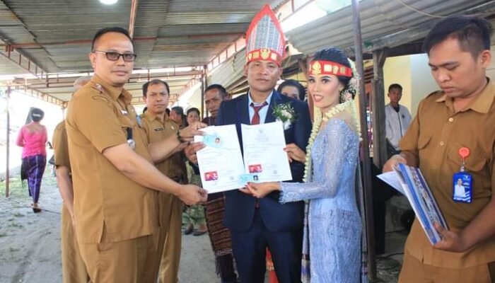Camat Sitinjo Bagi Dokumen Adminduk Pengantin Baru Sebagai Bentuk Dukung Program Dairi Gerak Cepat