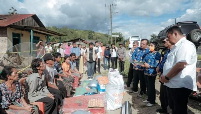 Pemkab Dairi Serahkan Bantuan Kebakaran di Desa Lae Hole