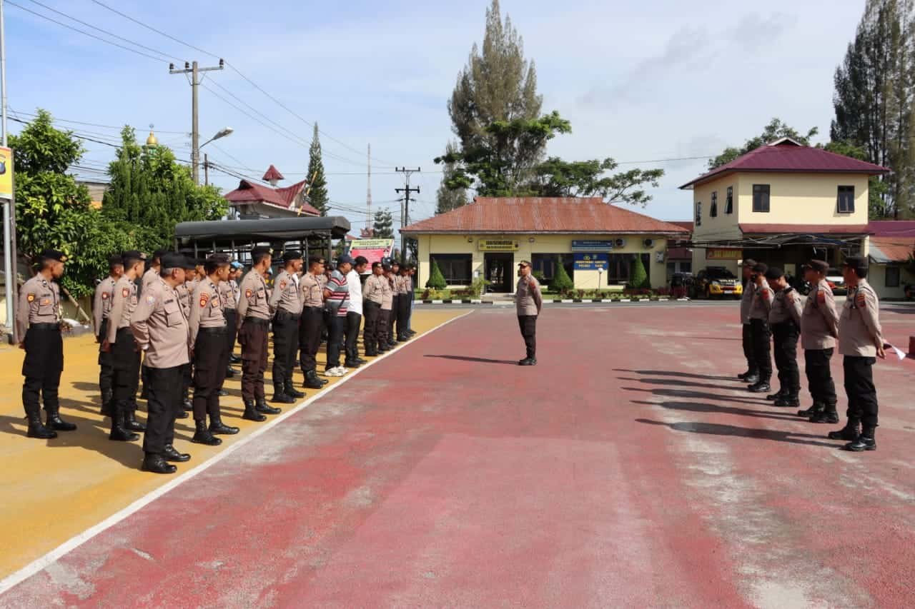 Keterangan foto : Kapolres Dairi saat memberi pengarahan pada anggotanya di mapolres Dairi, Selasa (16/5/2023). (foto : Sondang).