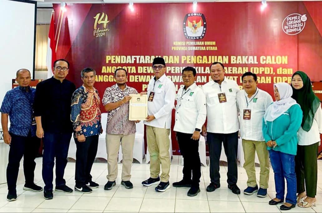 Ketua DPW PKB Sumut Sukhairi dan Bacaleg saat menyerahkan berkas bacaleg ke KPU Sumut, Minggu (14/05/2023). (Foto : tim).