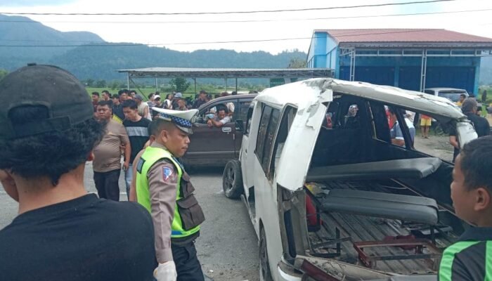 Mopen PO Silindung Terbalik di Jalan Raya Mengakibatkan Supir dan 8 Penumpang Luka-luka