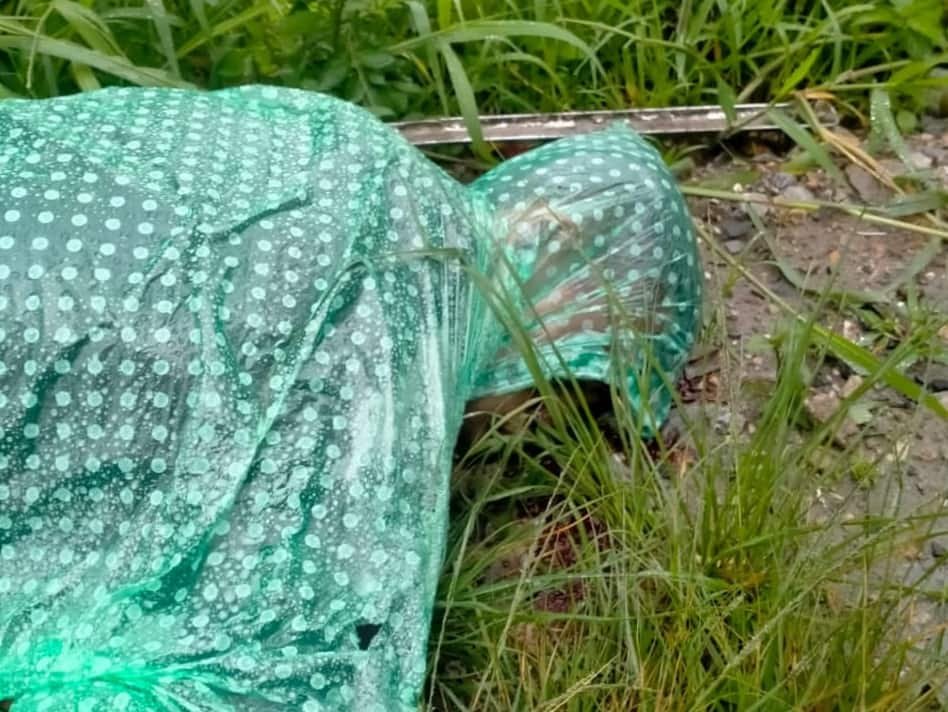 Korban ditutupi dengan pelantik untuk seterusnya di rujuk ke rumah sakit untuk di visum, Rabu (3/5/2023). (Foto : ist).