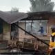 Keterangan foto : Petugas damkar dibantu warga memadamkan api di Dusun 2 Desa Lae Hole, Kecamatan Parbuluan, Dairi, Senin (15/3/2023). (Foto: Sondang).