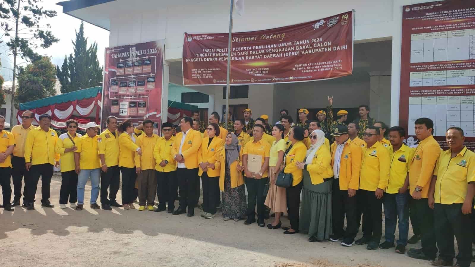 Puluhan Pengurus DPD II Partai Golkar Kab.Dairi mendampingi ketua dan bacaleg ke KPU Dairi, Minggu (14/5/2023)(foto : Sondang).