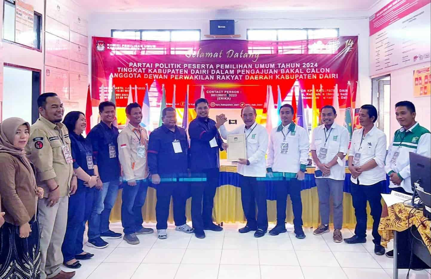 Syaiful Syafri Bersama Kader saat mendaftarkan 35 Bacaleg PKB Ke KPU Dairi, Sabtu (13/05/2023). (Foto : tim).