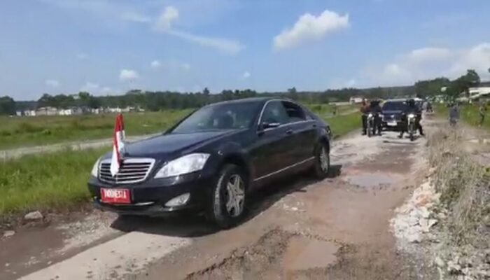 Jokowi Cek Jalan Rusak di Lampung yang Viral, Sebut akan Ambil Alih Perbaikan