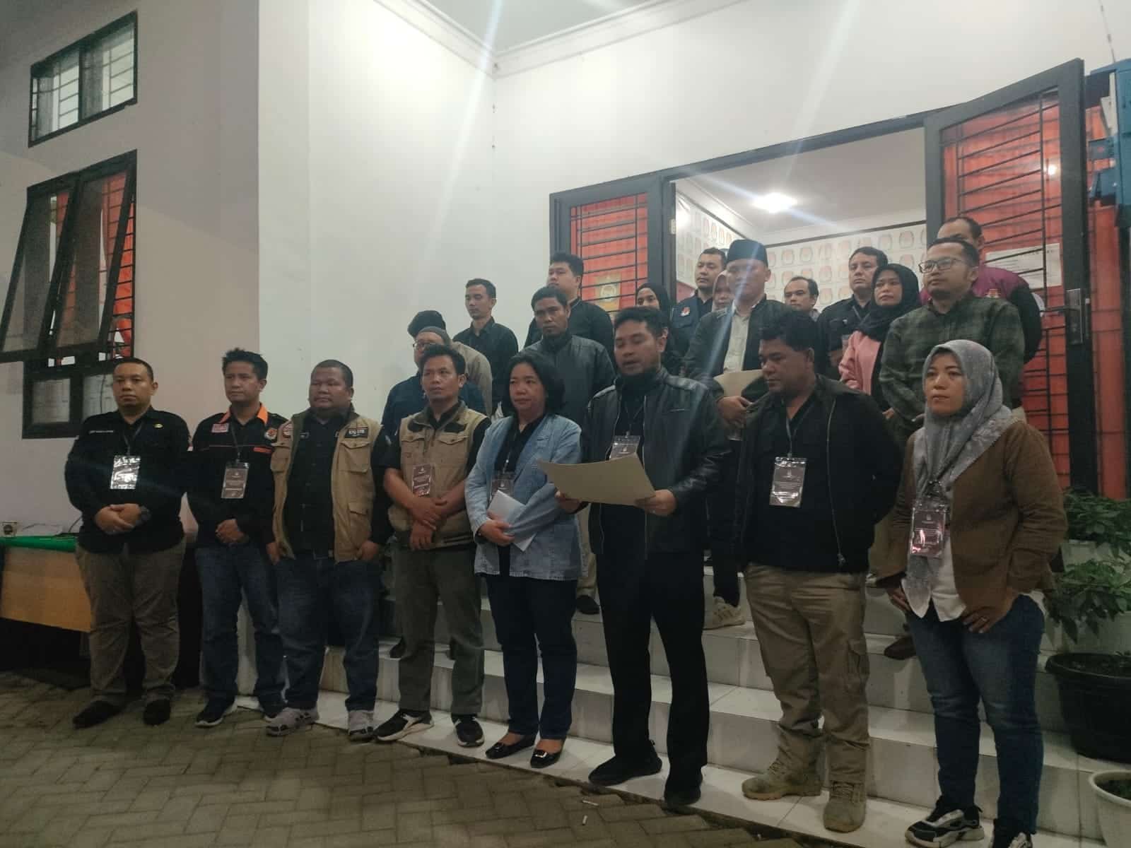 Keterangan foto : ketua KPU Dairi bersama komisioner dan staf KPU saat menutup secara resmi pendaftaran bacaleg di KPU Dairi, Minggu (14/52023). (foto : Sondang).
