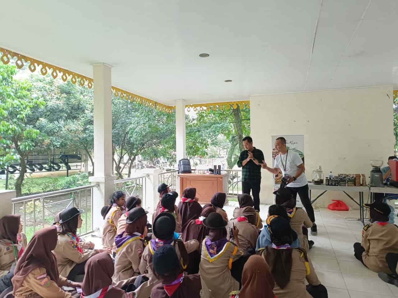 Darwis H Harahap memotivasi peserta Raimuna VIII Kota Medan di Cadika Pramuka Medan Johor, Kamis (22/06/2023). (Foto : Zultaufik).