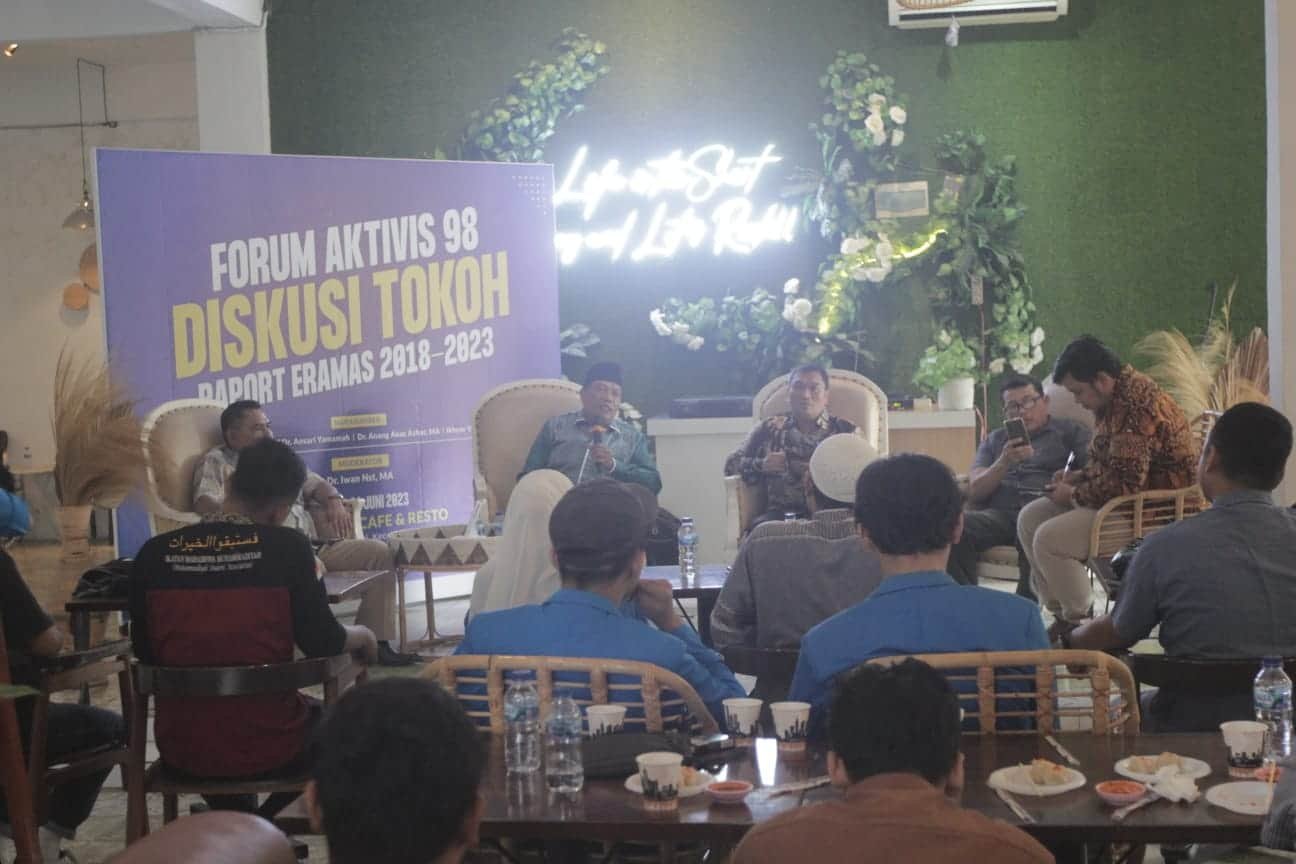 Keterangan foto: Forum Aktivis 98 mengadakan Diskusi Tokoh yang membahas kinerja dan kepemimpinan Edy Rahmayadi - Musa Rajekshah (Eramas) selama 5 tahun memimpin Sumut, di Lafamiglia Cafe & Resto, Jalan Sei Serayu Medan, Sabtu (24/6). (Foto : ist).