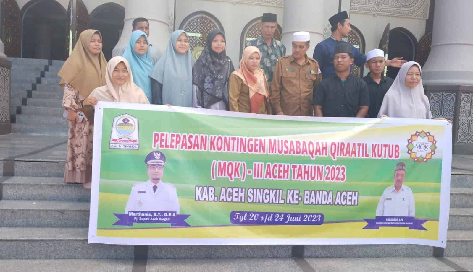 Keterangan foto : foto bersama Santriwan dan santriwati saat hendak diberangkatkan ke Provinsi Aceh dengan Kadis Syari'at Islam Kabupaten Aceh Singkil dan MPU Aceh Singkil, Selasa (20/6/2023). (Dokumen kedannews com/Ade Rahman).