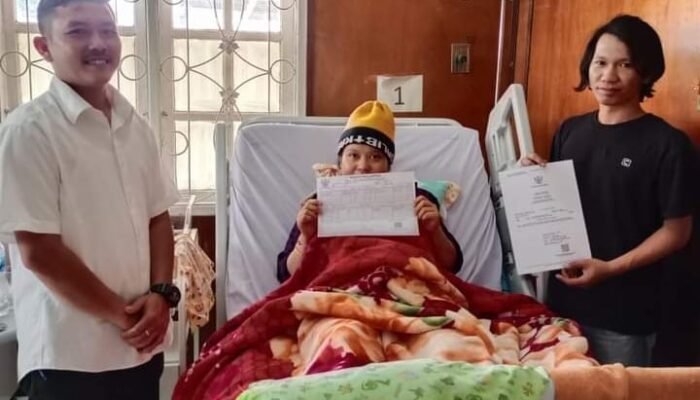 Pasca Bersalin, Tiga Keluarga Menerima Dokumen Adminduk di RSU Sidikalang