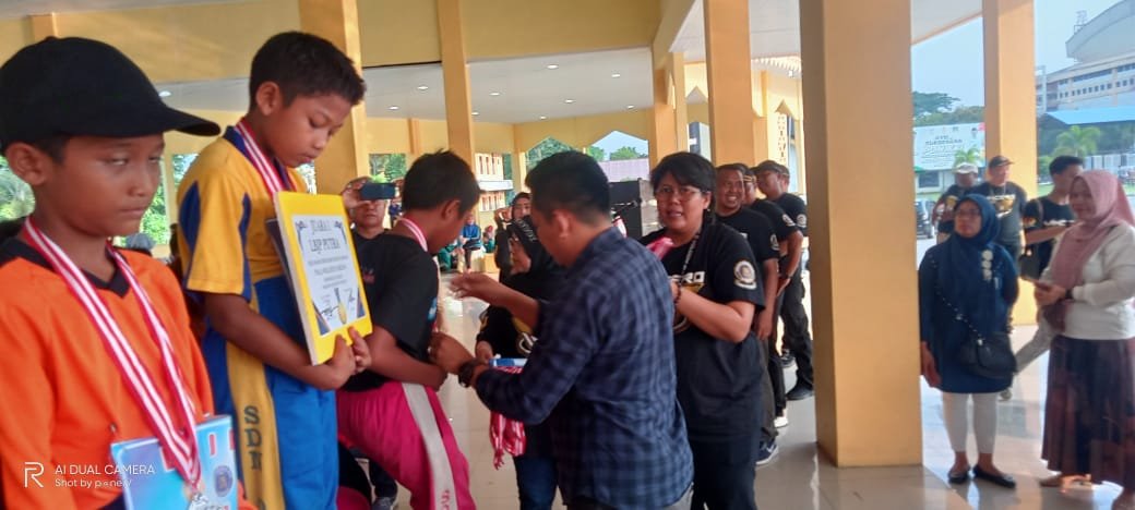 Keterangan foto : Darwis H Harahap Serahkan Mdali Kepada Juara kejuaraan cabor drum band Piala Walikota Medan di Lapangan Astaka, Rabu (21/6/2023). (Foto : Zultaufik).