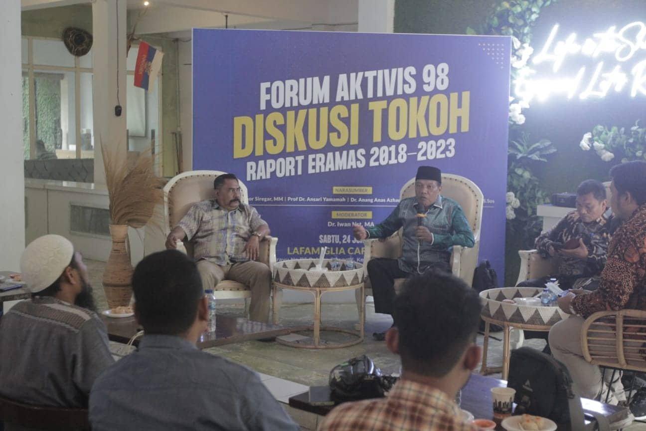 Keterangan foto : Kordinator Forum Aktivis 98 (paling kiri baju batik abu abu) saat menjadi Nara sumber dalam dialog tokoh yang selenggarakan forum aktivis 98, (25/6/2023)