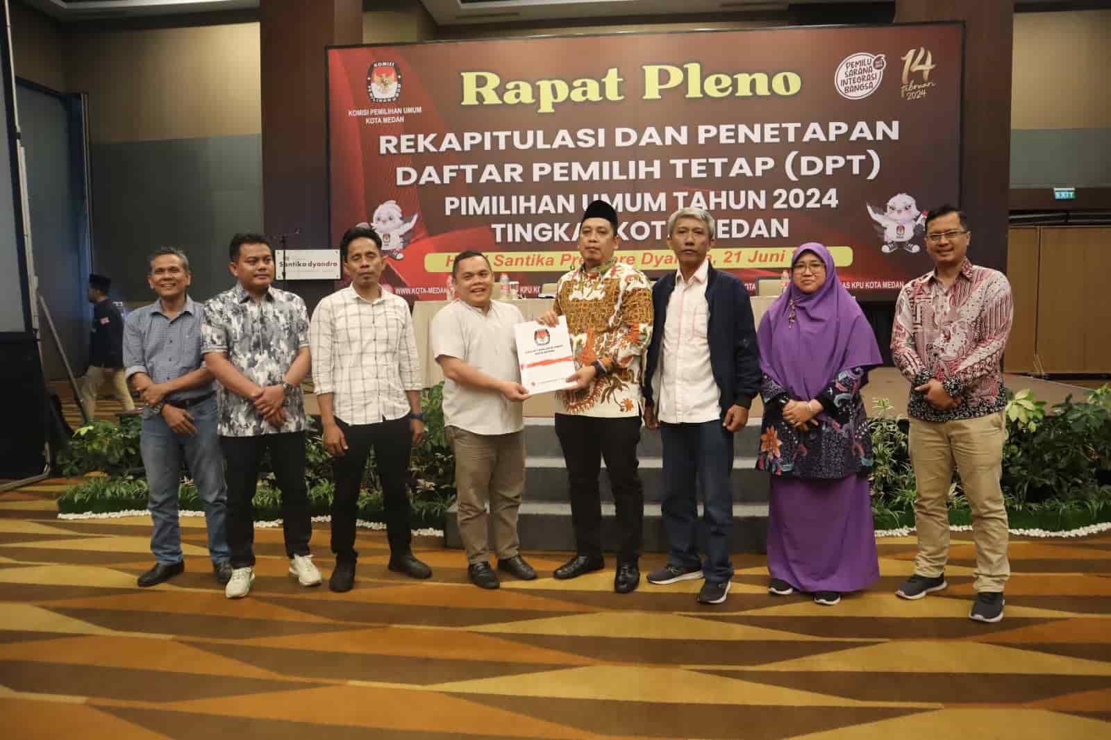 Keterangan foto : penyerahan data (foto : ist).