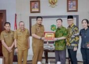 Dukung IT&B Berikan Beasiswa, Wali Kota Medan: Semoga Lebih Berprestasi