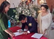 Dukung Program Dairi Gerak Cepat, Dukcapil Dairi Serahkan Akta Perkawinan di Dua Kecamatan di Hari Libur