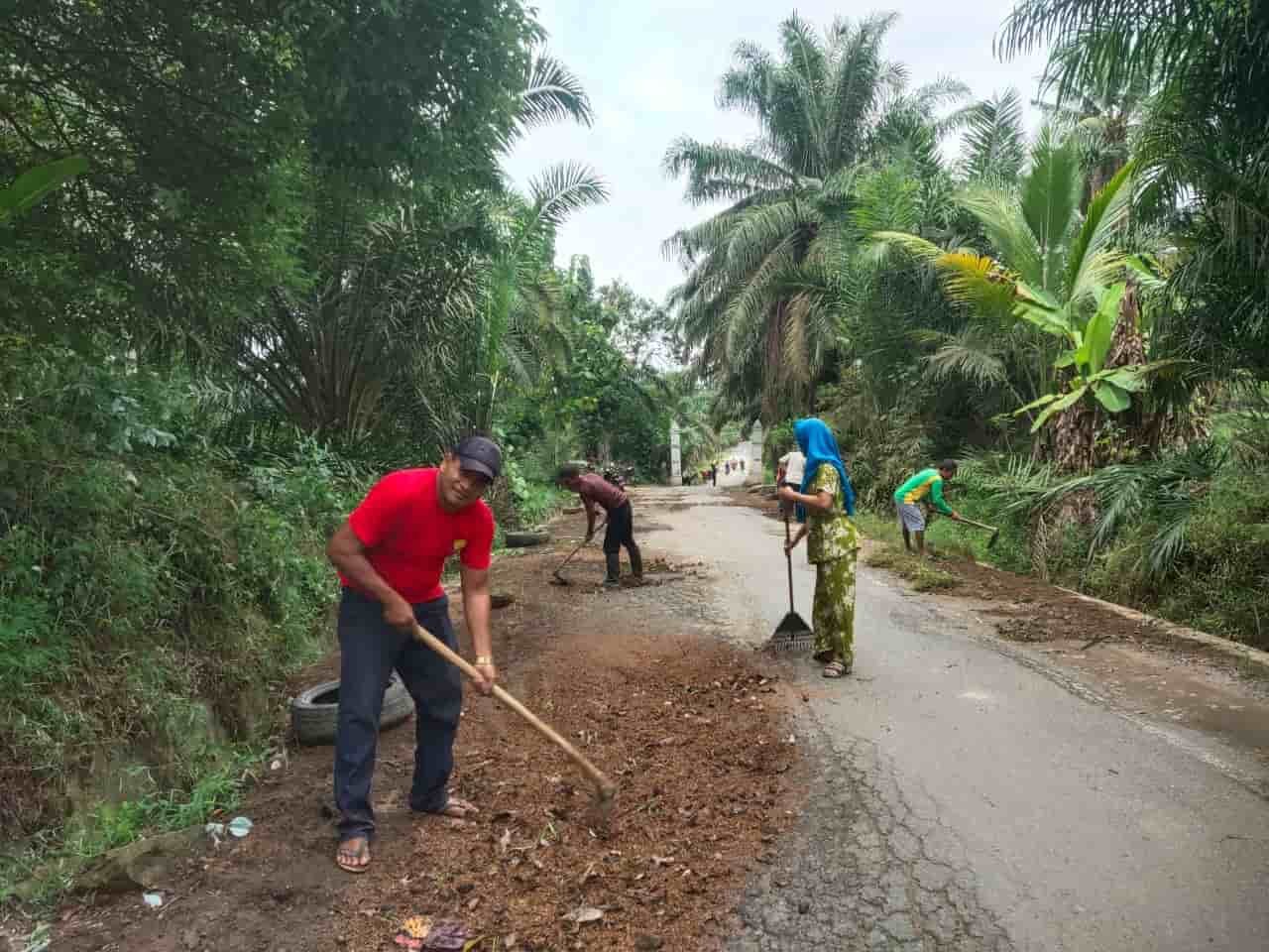 Keterangan foto : warga dan Pemerintah Desa Pulau Pule Kecamatan Air Kabupaten Asahan saat bergotongroyong, Jumat (23/06/2023). (Foto : Anggi Suhendar).