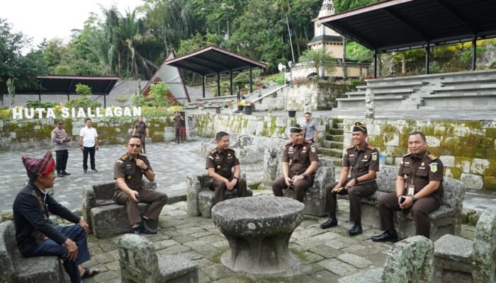 Kunker ke Samosir, Kajatisu dan Rombongan Kagumi Desa Adat Batak Huta Siallagan