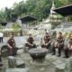 Keterangan foto: Kajatisu dan rombongan saat kunjungi Desa Adat Batak Huta Siallagan, Senin (10/7/2023).