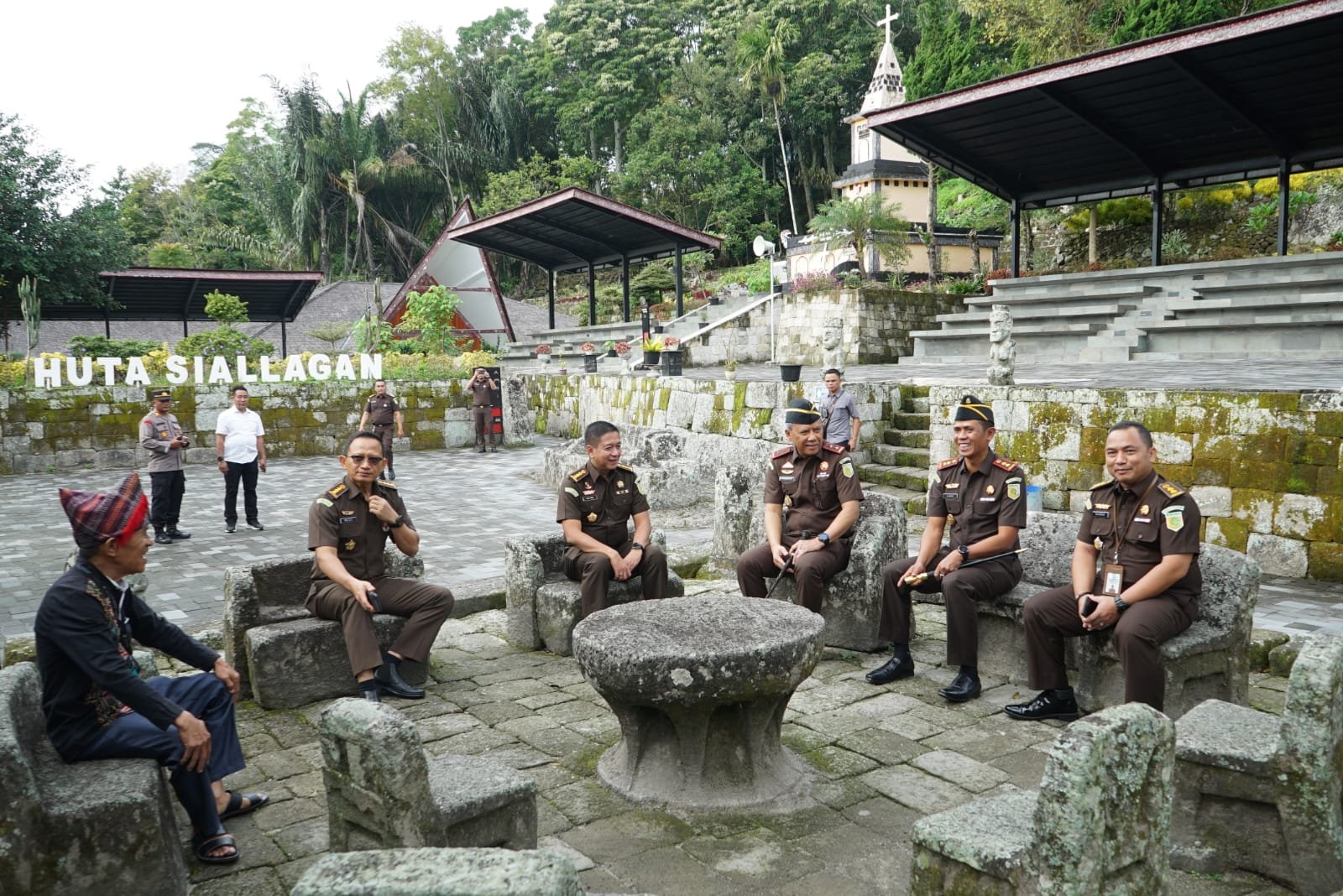 Keterangan foto: Kajatisu dan rombongan saat kunjungi Desa Adat Batak Huta Siallagan, Senin (10/7/2023).