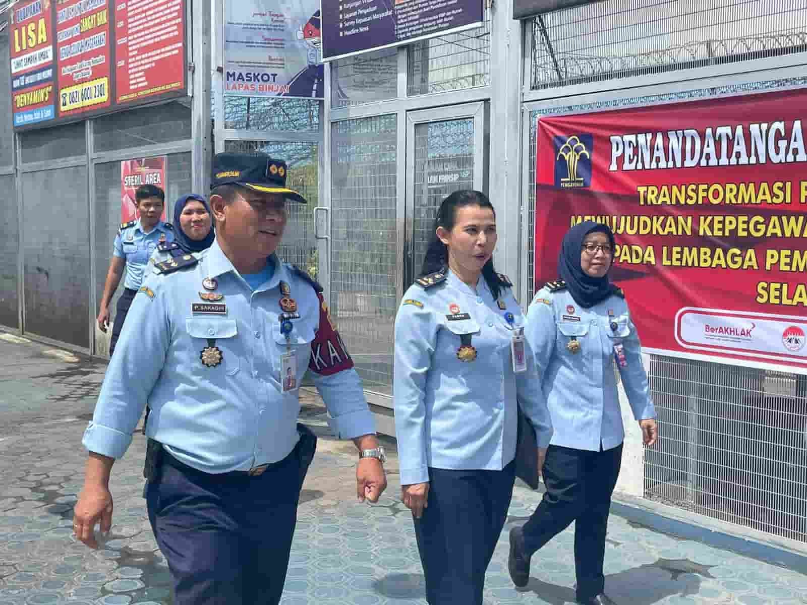 Keterangan foto: Kasubbid Pemajuan HAM Desni serta staf, saat melaksanakan kunjungan kegiatan Persiapan Pelayanan Publik Berbasis HAM di Lapas Kelas IIA Binjai, Selasa (04/07/2023). (Foto: ist).