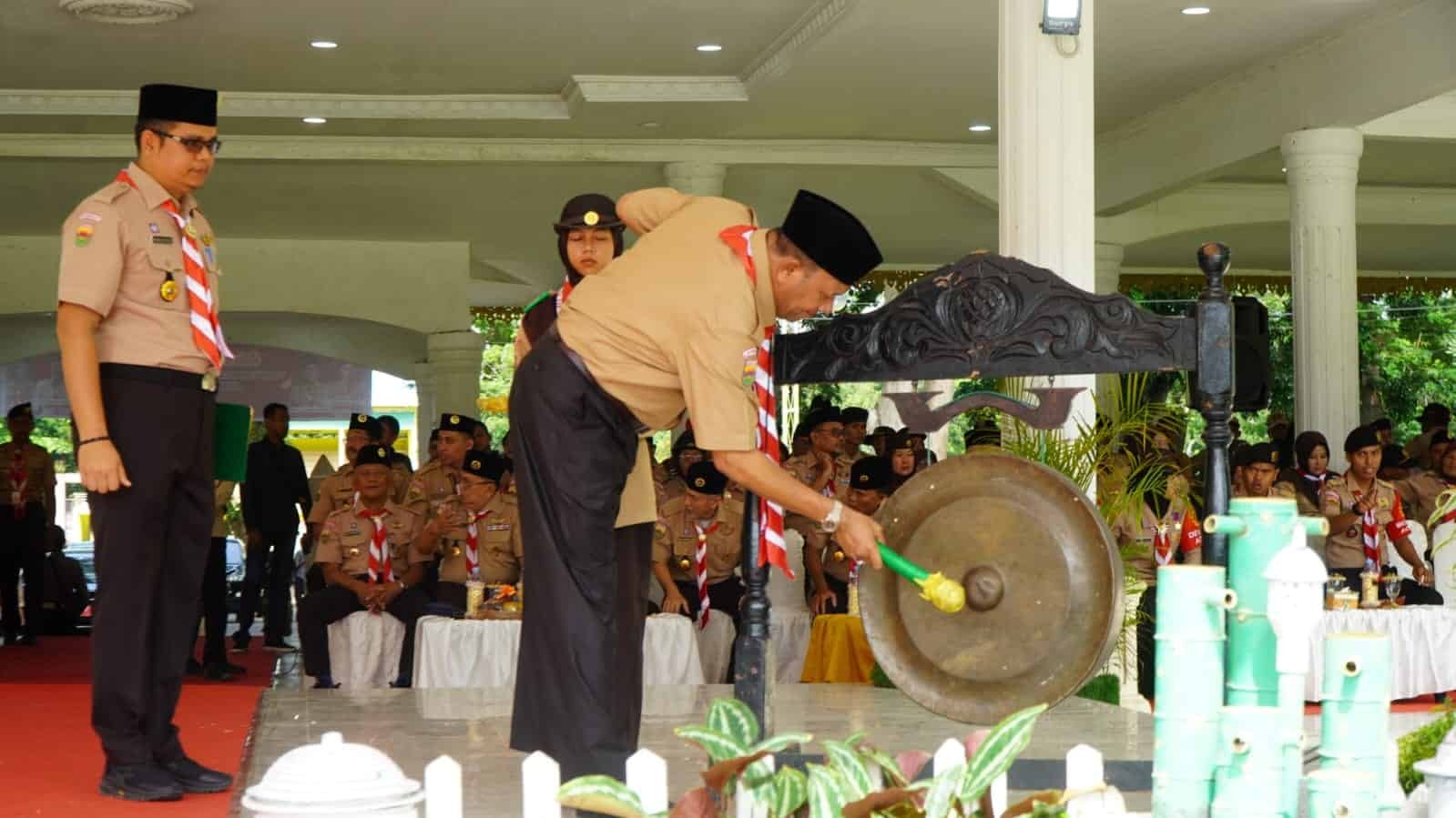 Keterangan foto: Dengan ditandai pemukulan gong, Plt Bupati Langkat H.Syah Afandin, SH resmi menutup kegiatan Raimuna Daerah ke VIII Gerakan Pramuka Provinsi Sumatera Utara, bertempat di lapangan alun-alun T.Amir Hamzah Stabat, Sabtu (8/7/2023). (Foto: ist).