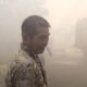 Keterangan foto: suasana lokasi kejadian saat warga kesulitan untuk memadamkan api terhalang oleh asap dari kebakaran tersebut, Kamis (6/7/2023). (Foto: Ade).