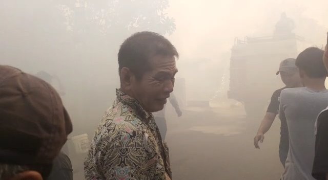 Keterangan foto: suasana lokasi kejadian saat warga kesulitan untuk memadamkan api terhalang oleh asap dari kebakaran tersebut, Kamis (6/7/2023). (Foto: Ade).