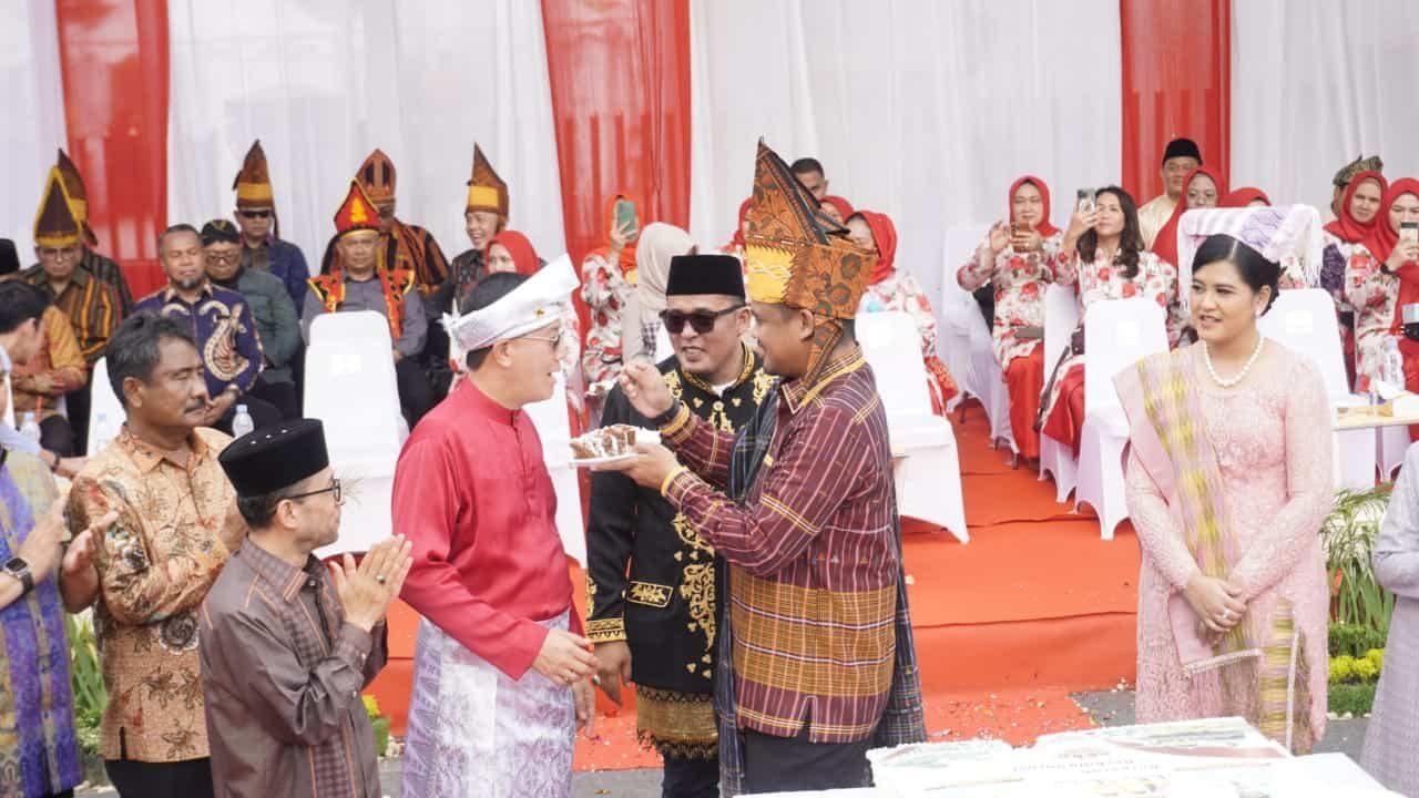 Keterangan foto: Wali Kota Medan saat menyulang kue kepada Ketua DPRD Medan, Sabtu (8/7/2023). (Foto: ist).