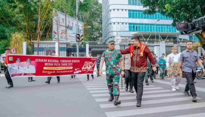 Tumbuhkan Semangat Kemerdekaan dan Jiwa Nasionalis, Wali Kota Medan Bagikan Bendera Merah Putih