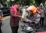 Menyemarakan HUT RI, Pemko Medan Bagikan 500 Bendera Merah Putih Kepada Pengendara