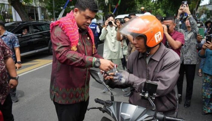 Menyemarakan HUT RI, Pemko Medan Bagikan 500 Bendera Merah Putih Kepada Pengendara