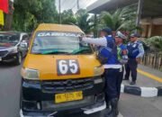 Hari Kedua Operasi Patuh Toba 2023, Satlantas Bagikan Brosur dan Sticker kepada Pengguna Jalan