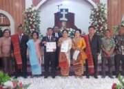 Pacu Program Dairi Gerak Cepat, Dinas Dukcapil Bagikan Akta Perkawinan Pengantin Baru