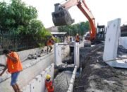 Atasi Banjir, Dinas SDABMBK Pasang U-Dicth di Jalan Maphilindo