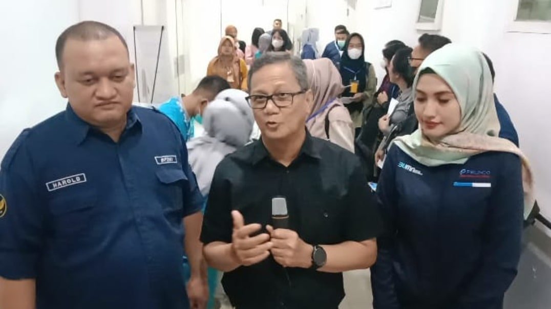 Plt Direktur Utama Rumah Sakit Prima Husada Cipta Medan, Aprilla Dwison didmpingi SVP Pemasaran dan Pelayanan Pelanggan, Devi Windari, M Hum CPR CCM dan Kepala Balai Pelayanan Pelindungan Pekerja Migran Indonesia (BP3MI) Sumatera Utara, Harold Hamonangan saat diwawancarai awak media, Selasa (29/8/2023). (Foto: Aris/kedannews.com).